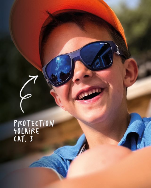 En randonnée, à vélo ou sur la plage, les enfants passent en moyenne 3 fois plus de temps dehors que les adultes. Et si la crème solaire est un réflexe… les lunettes de soleil devraient l’être aussi ! Pourquoi choisir Altitude Eyewear pour enfants ?

Verres 100% UV400 : Filtrent tous les rayons nocifs.

Montures souples et incassables : Conçues pour bouger avec eux.

Look stylé : Parce que se protéger peut aussi être fun !

Faites le bon choix pour leur vision et découvrez nos modèles enfant dès maintenant.

Et chez vous, lunettes de soleil en été, c’est déjà un réflexe ? Dites-nous en commentaire !

#altitudeeyewear #lunettesdesoleil #lunettes #montures #lunettesfrançaises #lunettesdesports #sport #protectionsolaire #optique #montagne #lifestyle #outdoor #sport #alpinisime #ski #trail #running #lunetteshommes #enfants #LunettesEnfants #modeenfant #KidsEyewear #Lunettesolairesenfant #EyewearforKids #parapente